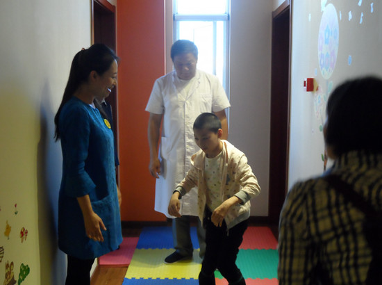 孩子在走廊里行走