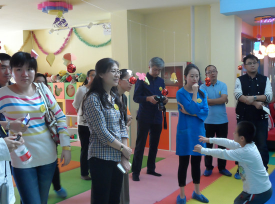 回访团在中心观看孩子活动