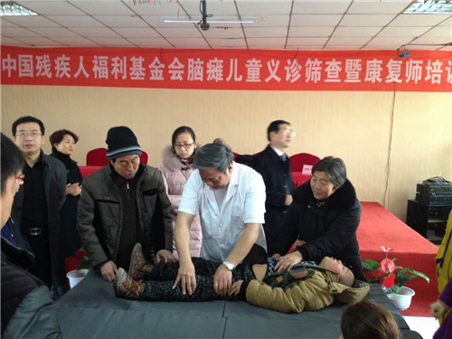 李光玉主任为孩子检查