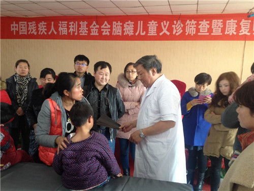 李光玉主任为孩子义诊