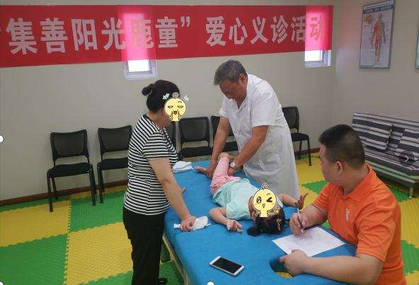 李光玉主任为孩子触诊