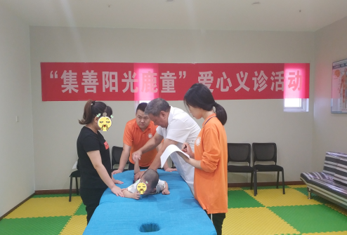 李光玉主任为孩子评估