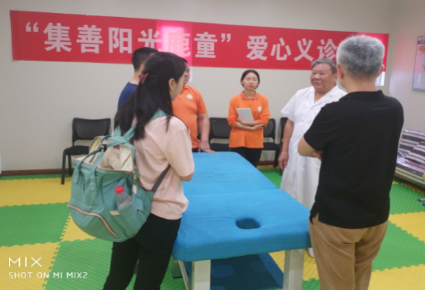 李光玉主任为家长答疑